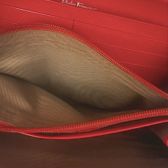 SALVATORE FERRAGAMO AUTHENTIC LEATHER WALLET GOLD HARDWARE EXCELLENT CONDITION - Picture 3 of 6